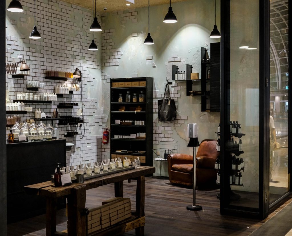 تصویری از یک ویترین مغازه با نور تأکیدی که به‌طور خاص محصولات ویژه را نمایش می‌دهد.